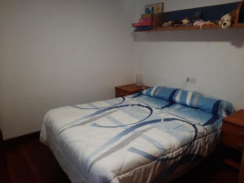 1 dormitorio con 1 cama con sábanas azules y blancas en Casa rural hermosa en Ispaster con jardin. WIFI, en Ispáster