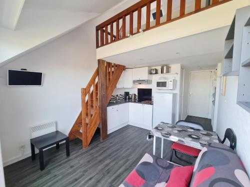 un salon avec un canapé et une cuisine dans l'établissement Ref 069 - Appartement pour quatre à Arzon Port Crouesty, à Arzon