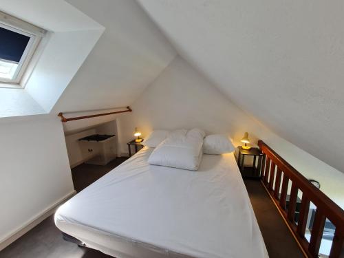 - un lit blanc avec 2 oreillers dans le grenier dans l'établissement Ref 069 - Appartement pour quatre à Arzon Port Crouesty, à Arzon