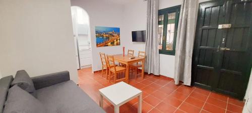 een woonkamer met een bank en een tafel bij Apartamento EXCLUSIVE TRIANA - Ribera del Guadalquivir in Sevilla