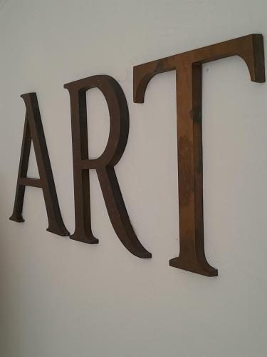 a metal sign with the rtk on a wall at The Artist's Retreat in Calstock
