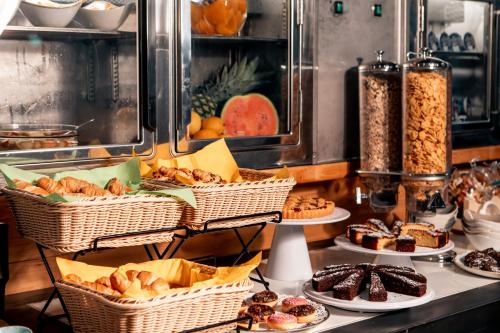 a bakery with many different types of pastries on display at K MODERN HOTEL in Peschiera del Garda