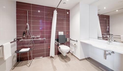 La salle de bains est pourvue de toilettes et d'un lavabo. dans l'établissement Premier Inn Saarbrücken City Congresshalle, à Sarrebruck