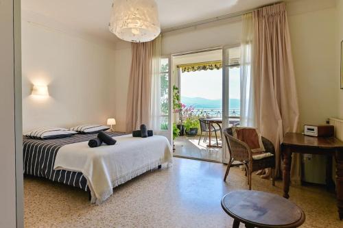 une chambre avec un lit, un bureau et une fenêtre dans l'établissement Appartement vue mer aux sanguinaires - stationnement et ascenseur, à Ajaccio