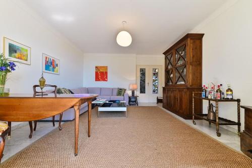 un salon avec une table et un canapé dans l'établissement Appartement vue mer aux sanguinaires - stationnement et ascenseur, à Ajaccio