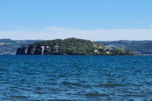 una isla en medio de un gran cuerpo de agua en Il tempio di Medusa, en Zepponami