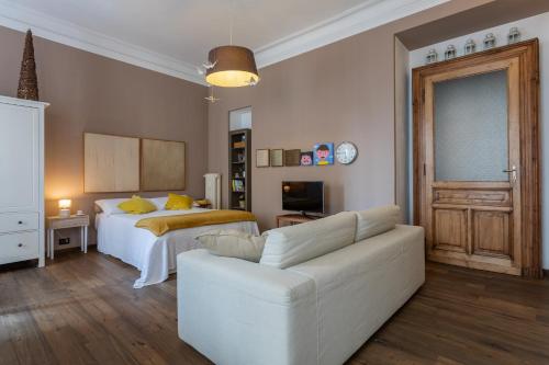 uma sala de estar com uma cama e um sofá em A Casa di Stefania by Wonderful Italy em Turim