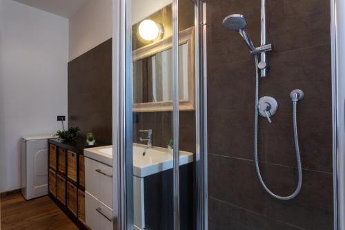 uma casa de banho com um chuveiro e um lavatório. em A Casa di Stefania by Wonderful Italy em Turim