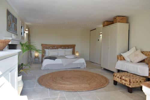 - une chambre avec 2 lits et un grand tapis dans l'établissement Terre d'amore - For couples, à Ostuni