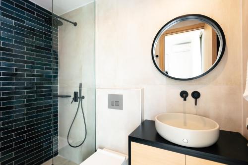 Ένα μπάνιο στο Cresto Iconic Villa, with Heated Spa Whirlpool, By ThinkVilla