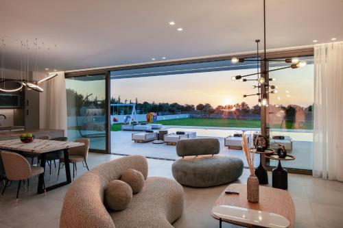 Χώρος καθιστικού στο Cresto Iconic Villa, with Heated Spa Whirlpool, By ThinkVilla