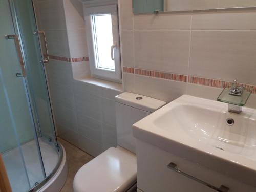 un bagno con lavandino, water e finestra di CHEZ VERO - Chambre d'hôte privée - proche Cassis Ste Baume Marseille Le Castelet Agora - parking clos - a Aubagne
