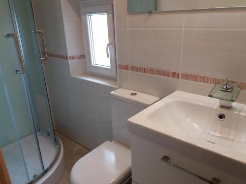 オーバーニュにあるChez Véroのバスルーム(洗面台、トイレ付)、窓が備わります。