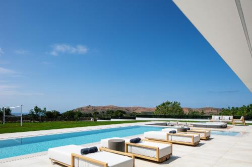 Πισίνα στο ή κοντά στο Cresto Iconic Villa, with Heated Spa Whirlpool, By ThinkVilla