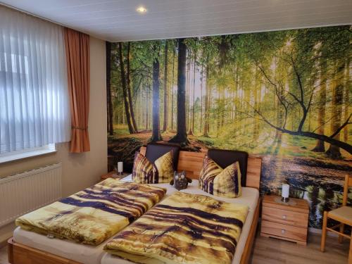 um quarto com duas camas e um quadro na parede em Urlaub-im-Haus-Nietmann-FW-2 em Altenau