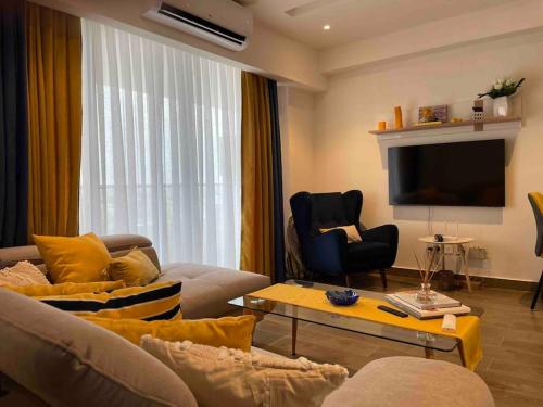 アクラにあるSolaris Premium Luxury Livingのリビングルーム(ソファ、テレビ付)