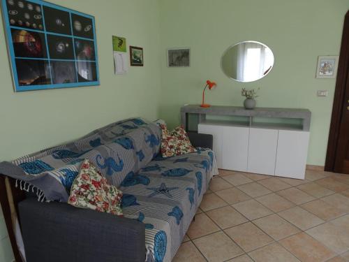 - un salon avec un canapé et une table dans l'établissement Appartamento Verdi Colline, à Moniga del Garda