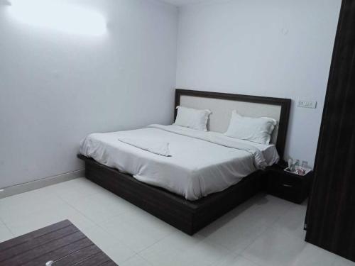 Een bed of bedden in een kamer bij OYO Singh Homestay