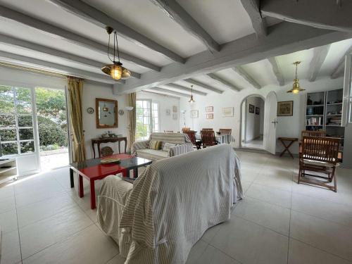 un salon avec un canapé et une table dans l'établissement Maison confortable 5 pièces, 8 couchages, proche plage et commerces, avec jardin, terrasse et WiFi. - FR-1-224B-477, à Noirmoutier-en-l'lle