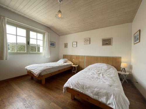 une chambre avec deux lits et une fenêtre dans l'établissement Maison confortable 5 pièces, 8 couchages, proche plage et commerces, avec jardin, terrasse et WiFi. - FR-1-224B-477, à Noirmoutier-en-l'lle
