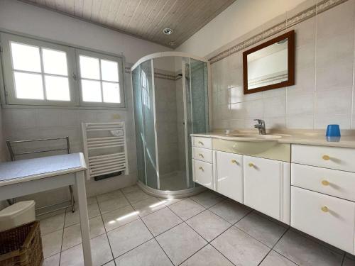 une salle de bain avec une douche, un lavabo et un miroir dans l'établissement Maison confortable 5 pièces, 8 couchages, proche plage et commerces, avec jardin, terrasse et WiFi. - FR-1-224B-477, à Noirmoutier-en-l'lle