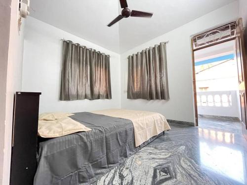 Katil atau katil-katil dalam bilik di Entire 2 BHK spacious Apartment on first floor - Sai Homestay