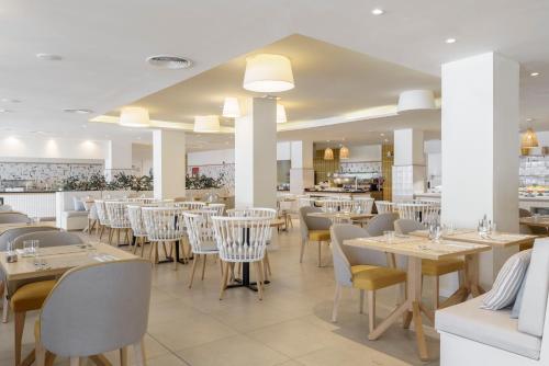 En restaurant eller et andet spisested på AluaSoul Mallorca Resort - Adults only