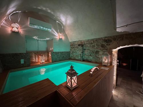 einen Pool in einem Zimmer mit in der Unterkunft Cuturissi Hospitality & Wellnees in Ragusa