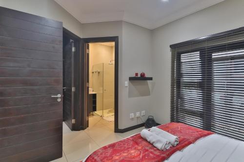 Ένα ή περισσότερα κρεβάτια σε δωμάτιο στο The Pecan Lake Guesthouse