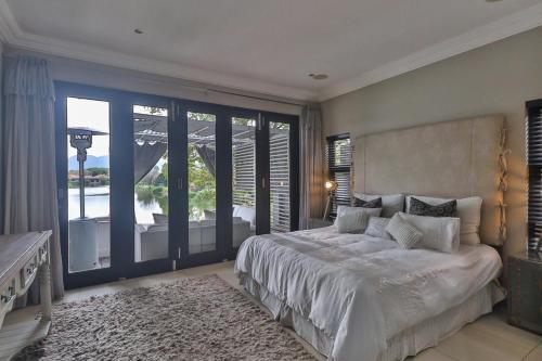 Ένα ή περισσότερα κρεβάτια σε δωμάτιο στο The Pecan Lake Guesthouse
