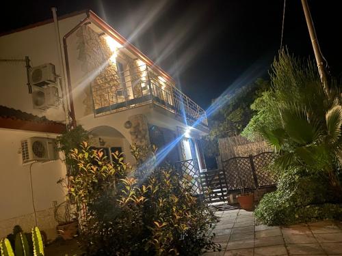 Το κτήριο όπου στεγάζεται  το διαμέρισμα