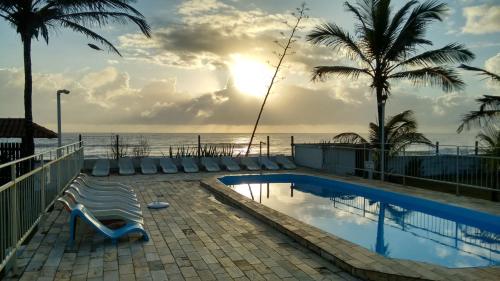 uma piscina com vista para o oceano em Pousada Mirante em Conceição da Barra