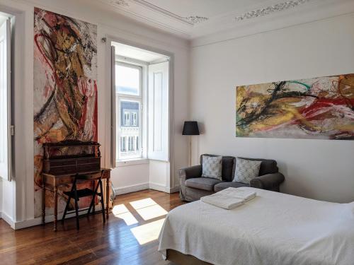 - une chambre avec un lit, un canapé et un piano dans l'établissement Lost Lisbon :: Cais House, à Lisbonne