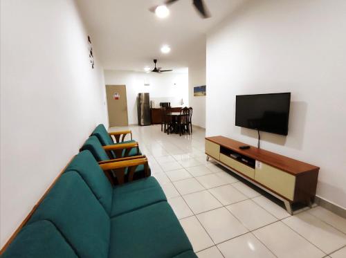Benoni Garden Apartment Guesthouse في بابار: غرفة معيشة مع أريكة زرقاء وتلفزيون بشاشة مسطحة