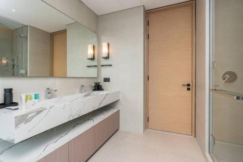 Koupelna v ubytování Exclusive! Ultimate Luxury at Address Beach resort