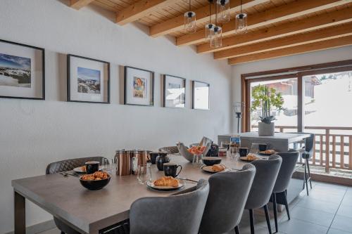 une salle à manger avec une longue table et des chaises dans l'établissement Apartment La Colombe, aux Gets