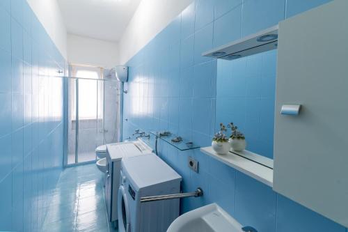 bagno blu con servizi igienici e lavandino di John House a Sorrento