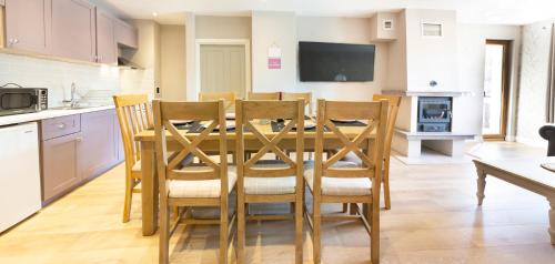 a kitchen and dining room with a table and chairs at Predela 2 Aparthotel in Bansko