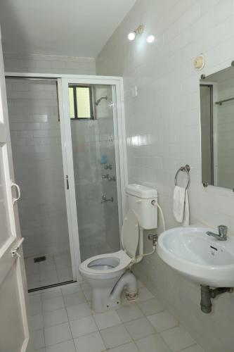e bagno con servizi igienici, doccia e lavandino. di Dona Sa Maria Eco Hotel a Cavelossim