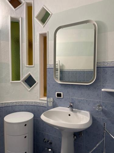 uma casa de banho com um lavatório e um espelho em 15 Piazza Saint Bon em La Spezia