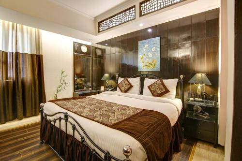 1 dormitorio con 1 cama grande en una habitación en The Solace, en Nueva Delhi