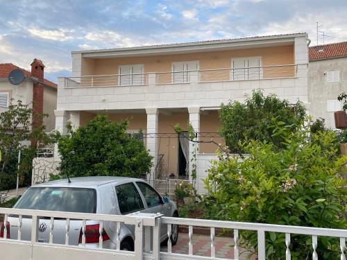 Seafront apt with balcony sea view and mooring