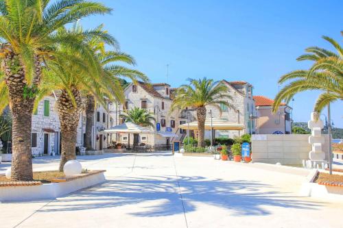 Seafront apt with terrace 4 bedrooms and mooring