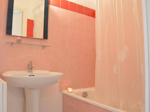 une salle de bain avec un lavabo, un miroir et une douche dans l'établissement Studio cabine pour 4 avec terrasse, près de Port Fréjus - FR-1-226A-249, à Fréjus