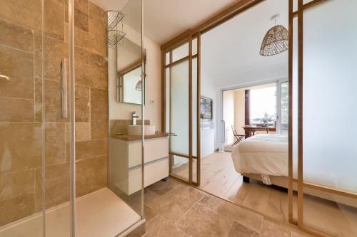 Un baño con ducha y una cama en una habitación. en Vue mer à Carnac, Duplex pour 8, en Carnac