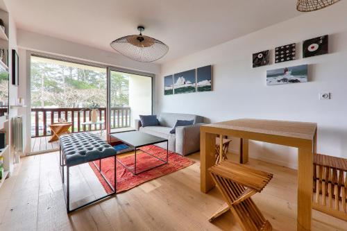 un salon avec une table et un canapé dans l'établissement Vue mer à Carnac, Duplex pour 8, à Carnac