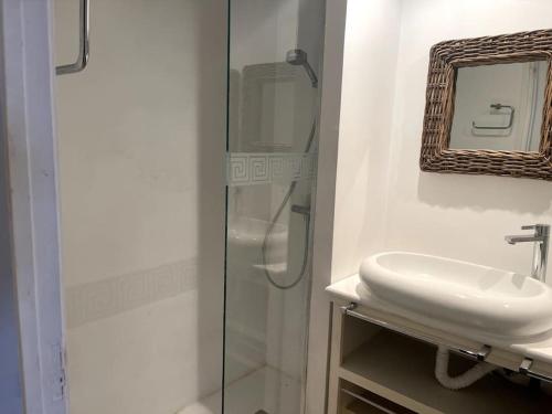 レスカラにあるNemiのバスルーム(ガラス張りのシャワー、シンク付)