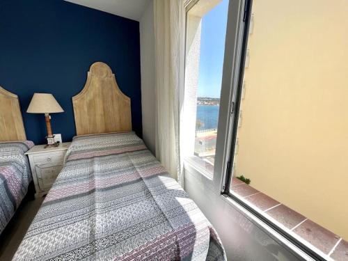 een slaapkamer met een bed en een groot raam bij Nemi in L'Escala