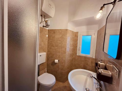 un piccolo bagno con servizi igienici e lavandino di La Finestra Sul Mare - [Sea View] a Genova