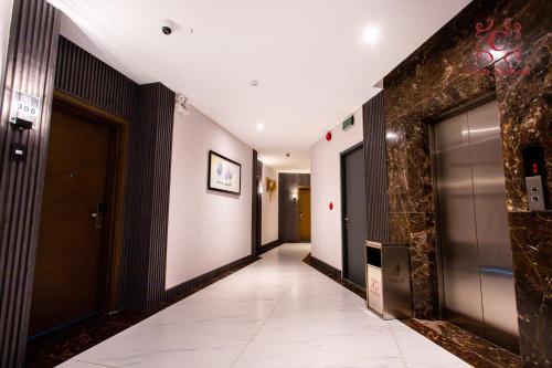 a corridor of a hotel with a hallway with doors at Ciao Saigon 2 Hotel in Ho Chi Minh City